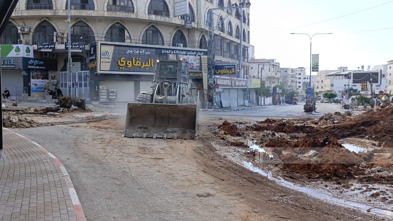 جرافات الاحتلال تواصل تديمر البنية التحتية في طولكرم. 